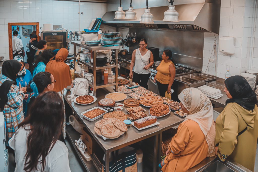 El proyecto Elia imparte un curso de pastelería y repostería dirigido a mujeres en riesgo de exclusión en el restaurante La Chimenea de Molina de Segura.