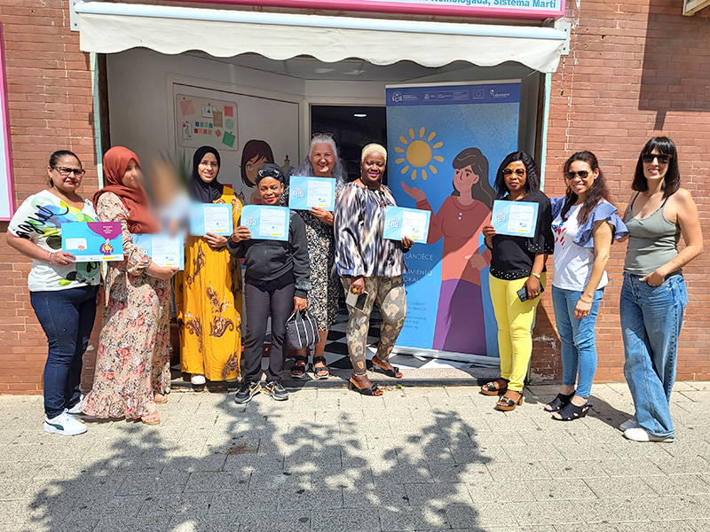 A través del proyecto Elia 10 mujeres participantes se han formado en recursos básicos de costura en colaboración con la Escuela de Costura Toñi Ruiz.