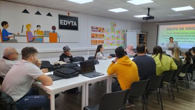 Charla sobre los delitos de odio a los participantes de Aura Emplea