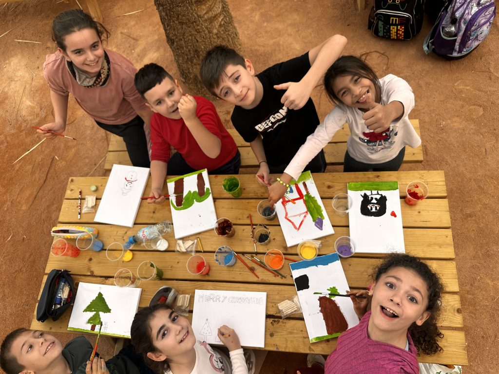 El programa "Rayuela" ha beneficiado a más de 80 menores vulnerables con actividades de refuerzo y ocio creativo