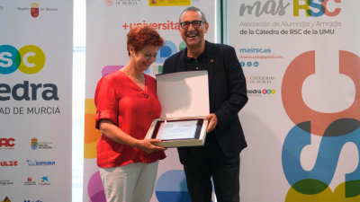 La UMU premia en la ‘Noche de la RSC’ la trayectoria profesional de Rosa Cano