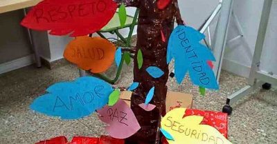 Los niños y niñas de Beniel celebran la Navidad con un árbol solidario de derechos humanos