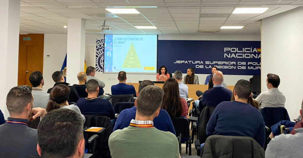 Columbares y la Policía Nacional de Murcia colaboran para mejorar la atención en delitos de odio